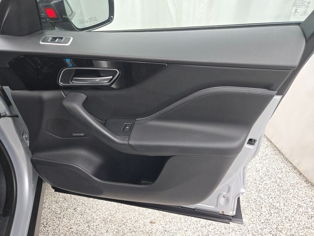 2019 JAGUAR F-PACE - Image 6