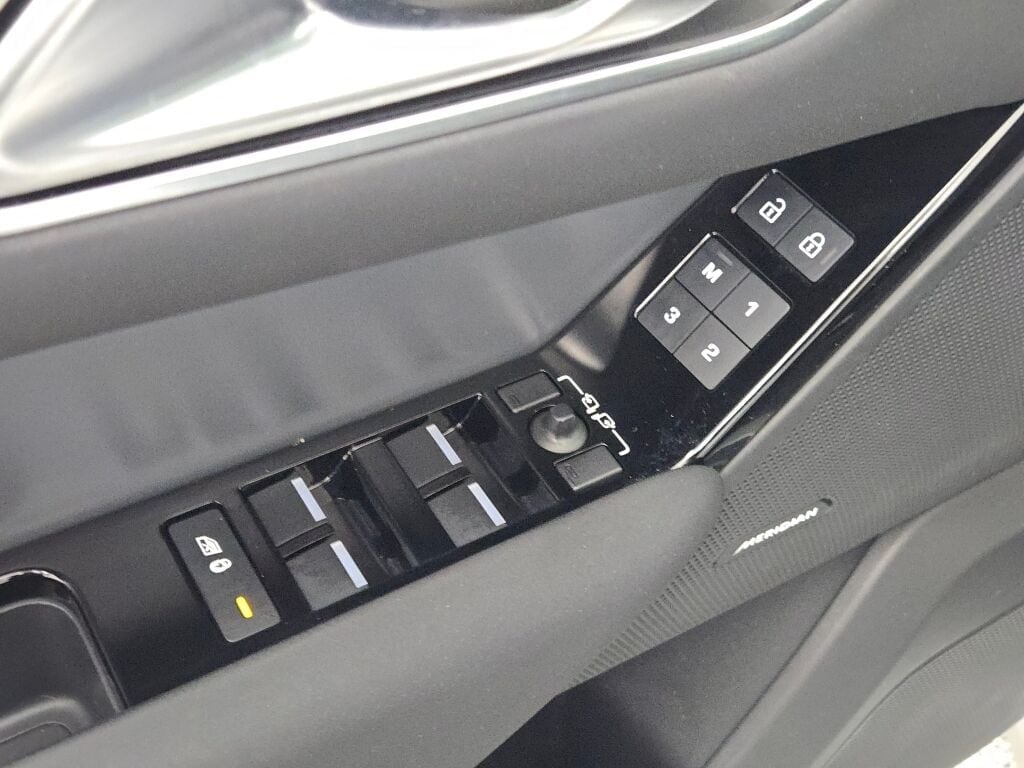 2024 LAND ROVER RANGE ROVER VELAR - Image 23