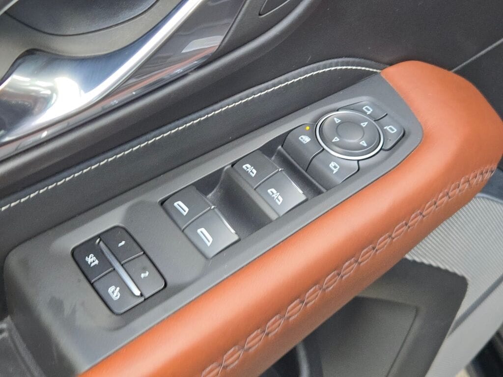 2023 GMC YUKON XL - Image 24