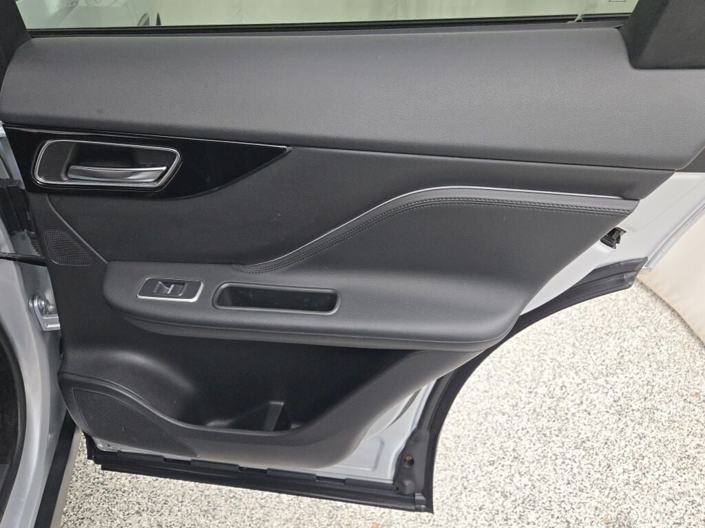 2019 JAGUAR F-PACE - Image 10