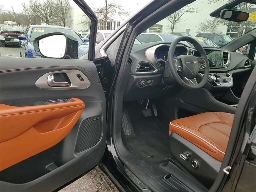 2025 CHRYSLER PACIFICA - Image 9