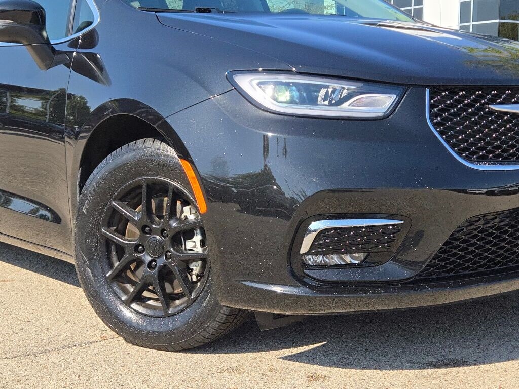 2023 Chrysler Pacifica Touring L photo 3