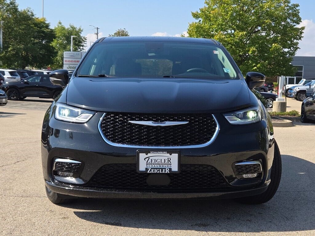 2023 Chrysler Pacifica Touring L photo 4