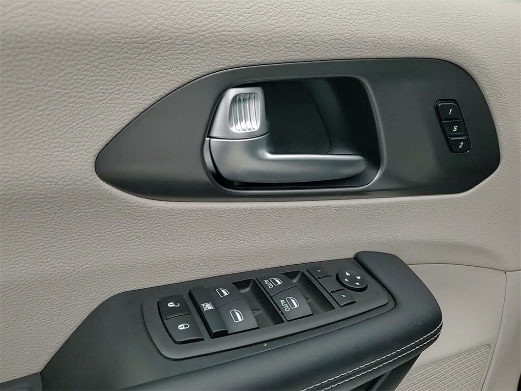 2023 CHRYSLER PACIFICA - Image 23