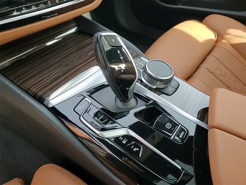 2023 BMW 530E - Image 32