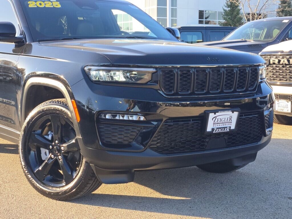 2025 Jeep Grand Cherokee Limited photo 2