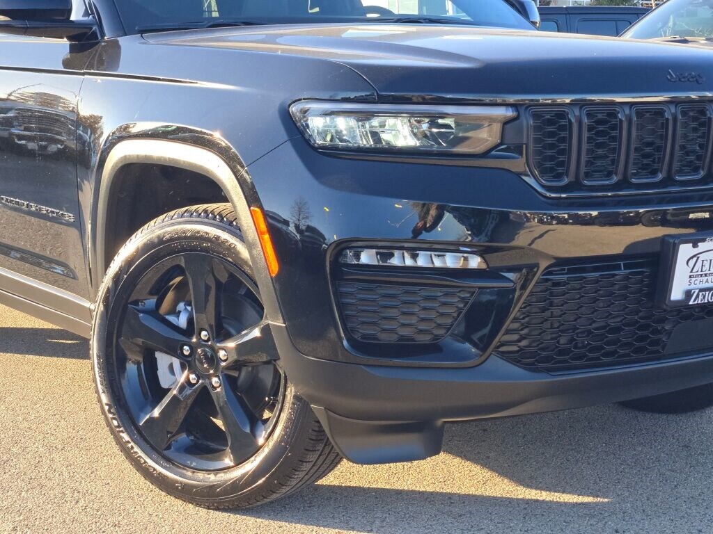 2025 Jeep Grand Cherokee Limited photo 3