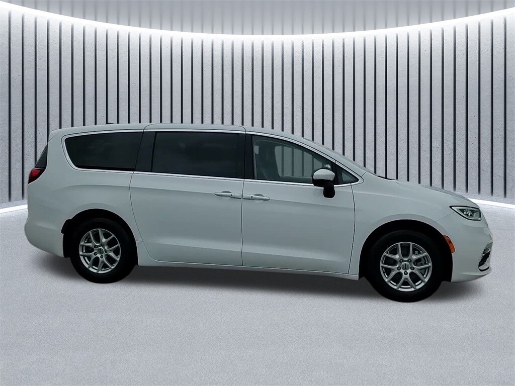 2023 CHRYSLER PACIFICA - Image 4