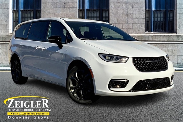 2026 Chrysler Pacifica Select's photo