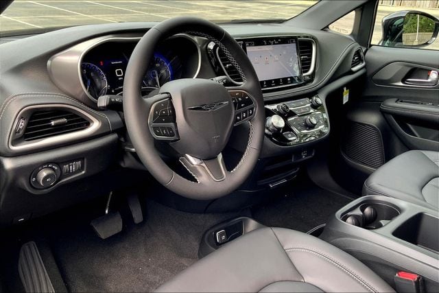 2026 CHRYSLER PACIFICA - Image 8