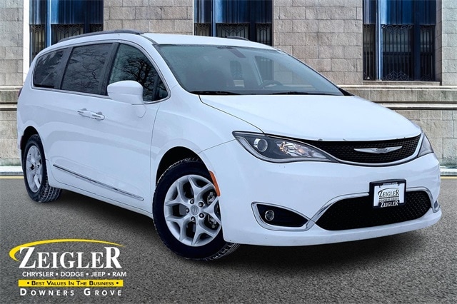 2017 Chrysler Pacifica Touring-L's photo