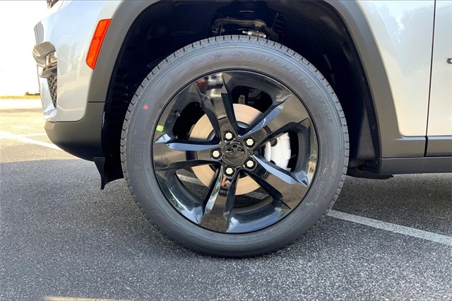 2025 JEEP GRAND CHEROKEE - Image 12