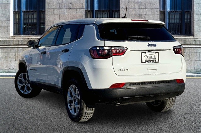 2025 Jeep Compass Sport photo 3