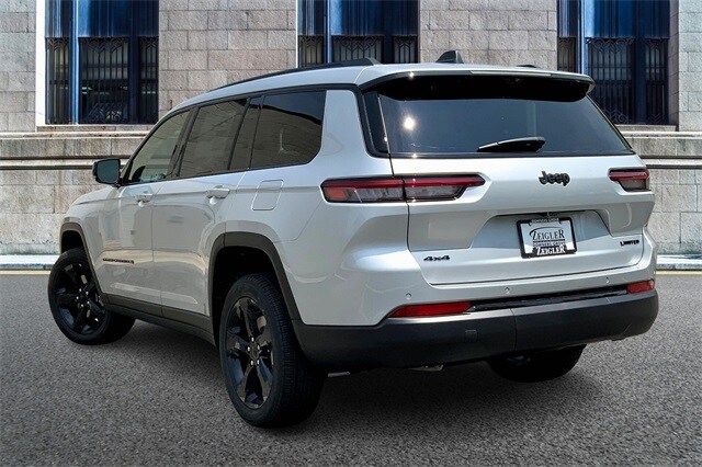 2025 Jeep Grand Cherokee Limited photo 3