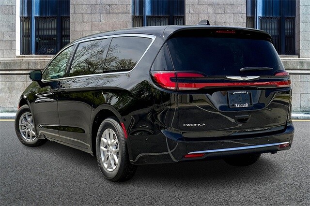 2025 Chrysler Pacifica photo 3