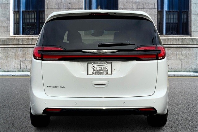2025 Chrysler Pacifica photo 4