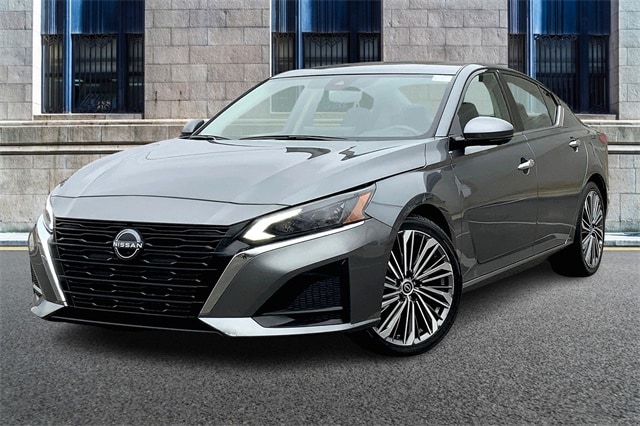 Used 2023 Nissan Altima SL with VIN 1N4BL4EV9PN362195 for sale in Downers Grove, IL