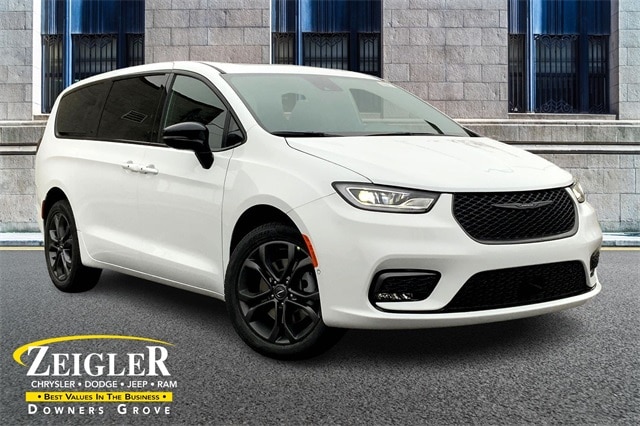 2026 Chrysler Pacifica Select's photo