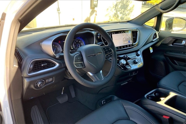 2026 CHRYSLER PACIFICA - Image 8