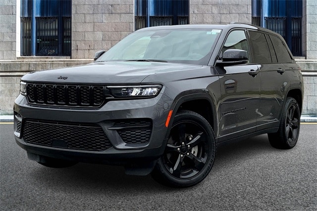 Used 2023 Jeep Grand Cherokee Altitude with VIN 1C4RJHAGXPC651997 for sale in Downers Grove, IL