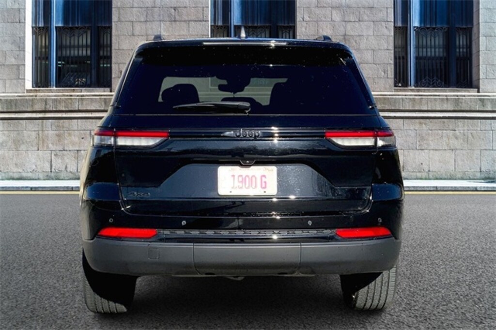 Used 2024 Jeep Grand Cherokee Laredo SUV