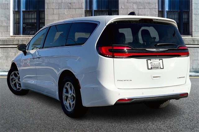 2024 Chrysler Pacifica Limited photo 3