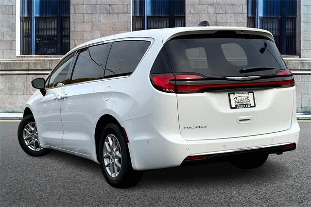 2025 Chrysler Pacifica photo 3
