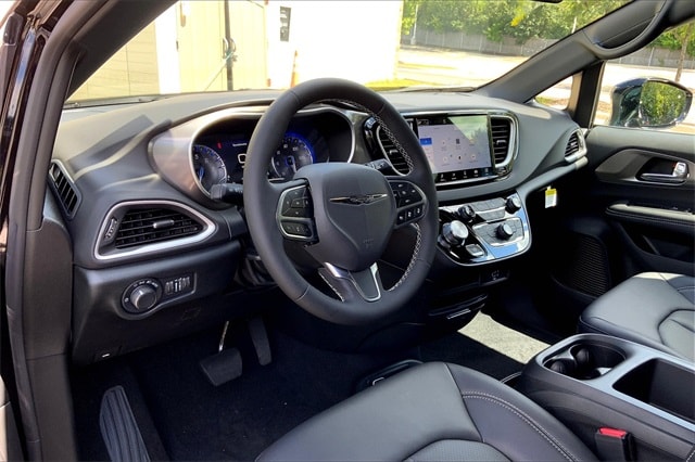 2026 CHRYSLER VOYAGER - Image 8