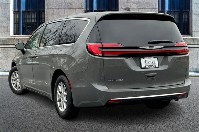 2025 Chrysler Pacifica photo 3