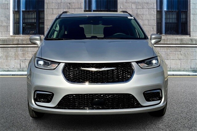 2022 Chrysler Pacifica Touring L photo 2