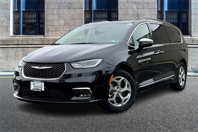 Used 2022 Chrysler Pacifica Limited with VIN 2C4RC1GG1NR180867 for sale in Downers Grove, IL
