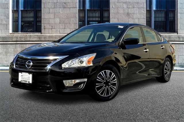 Used 2014 Nissan Altima S with VIN 1N4AL3AP2EN219468 for sale in Downers Grove, IL