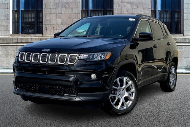 Used 2022 Jeep Compass Latitude Lux with VIN 3C4NJDFB8NT125762 for sale in Downers Grove, IL