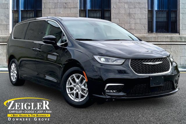 2024 Chrysler Pacifica Touring L's photo