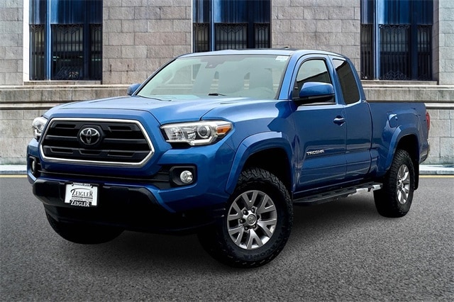 Used 2018 Toyota Tacoma SR5 with VIN 5TFSZ5AN0JX142167 for sale in Downers Grove, IL