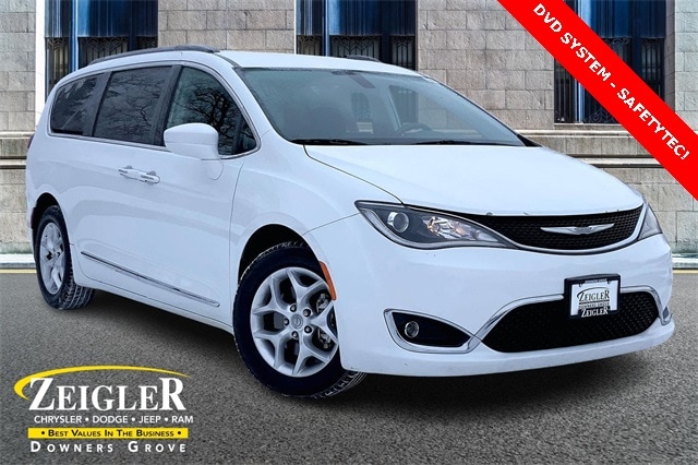 2017 Chrysler Pacifica Touring-L's photo