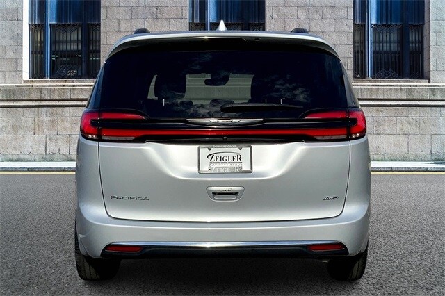 2022 Chrysler Pacifica Touring L photo 3