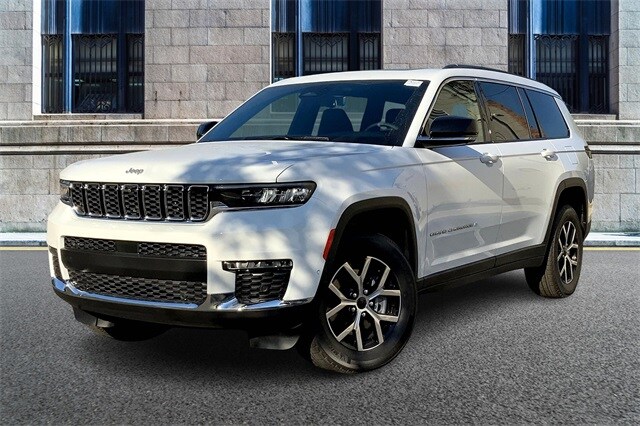 2025 Jeep Grand Cherokee Limited photo 2
