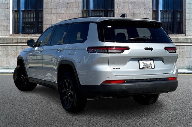 2025 Jeep Grand Cherokee Laredo photo 3