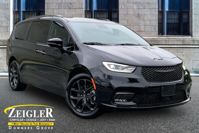 2023 Chrysler Pacifica Limited AWD's photo