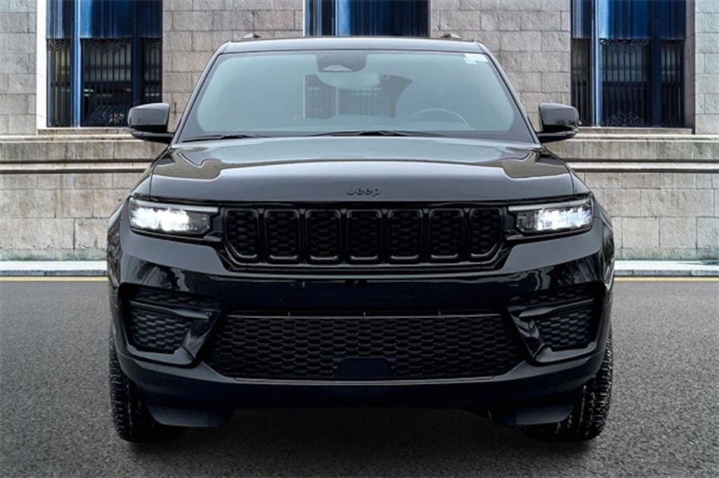 Used 2022 Jeep Grand Cherokee Laredo SUV