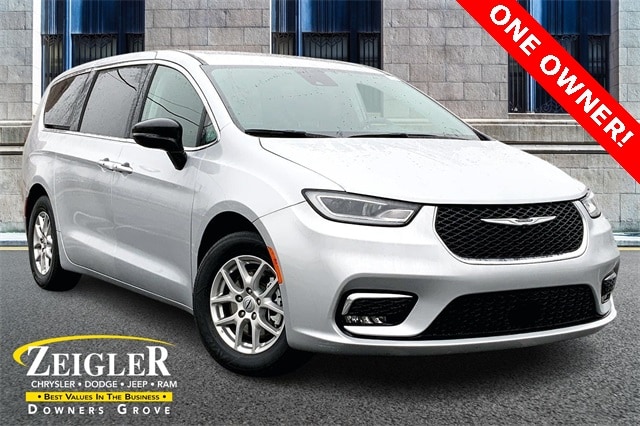 2024 Chrysler Pacifica Touring L's photo