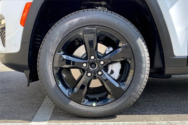 2025 JEEP GRAND CHEROKEE - Image 12