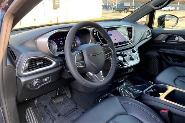 2025 CHRYSLER PACIFICA - Image 13