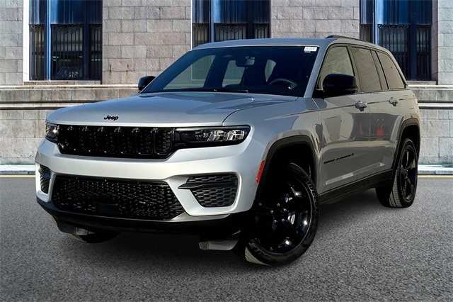 Used 2023 Jeep Grand Cherokee Altitude with VIN 1C4RJHAG8P8766326 for sale in Downers Grove, IL