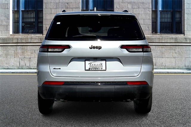 2025 Jeep Grand Cherokee Laredo photo 4