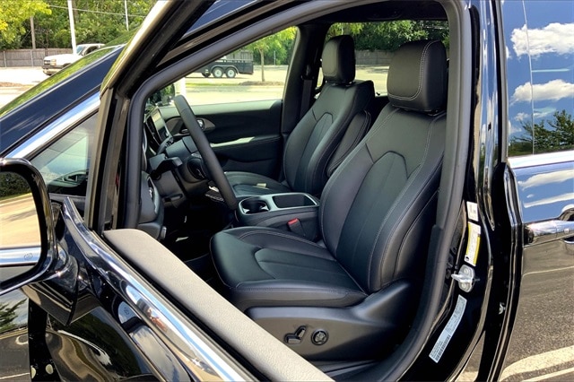 2026 CHRYSLER VOYAGER - Image 9