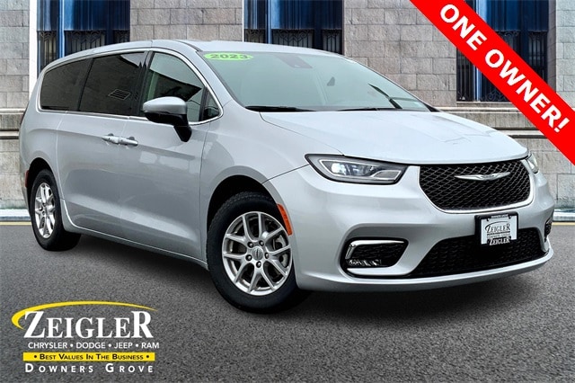 2023 Chrysler Pacifica Touring L's photo