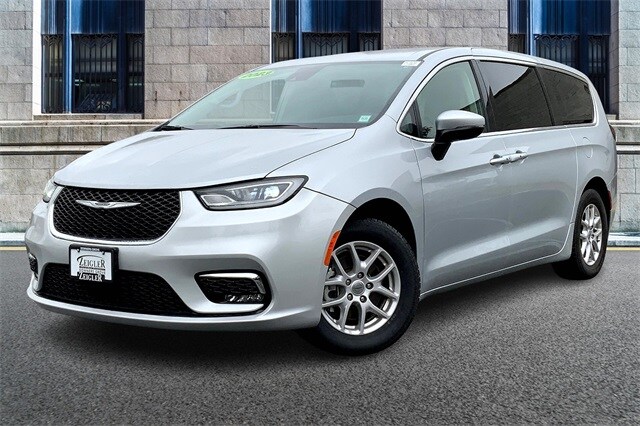 2023 Chrysler Pacifica Touring L photo 2