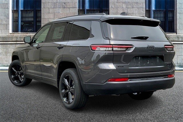 2025 Jeep Grand Cherokee Limited photo 3